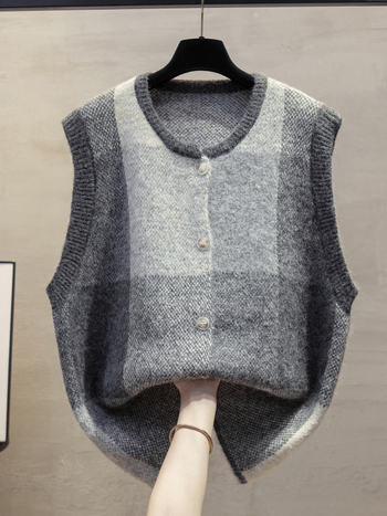 Pletená vesta s mriežkovaným vzorom, okrúhly výstrih, úzky strih, krátka dĺžka (40–50 cm), zapínanie na jeden riadok gombíkov, ovčia vlna s elastanom (Jeseň 2025)