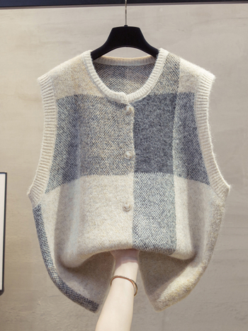 Pletená vesta s mriežkovaným vzorom, okrúhly výstrih, úzky strih, krátka dĺžka (40–50 cm), zapínanie na jeden riadok gombíkov, ovčia vlna s elastanom (Jeseň 2025)
