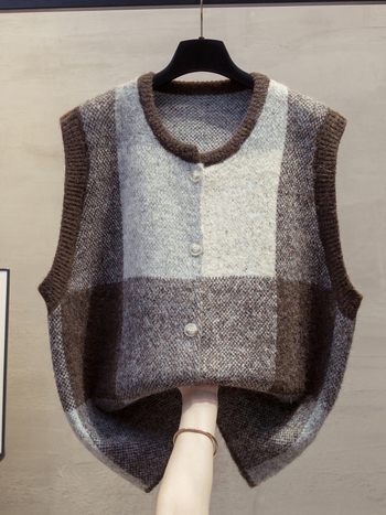 Pletená vesta s mriežkovaným vzorom, okrúhly výstrih, úzky strih, krátka dĺžka (40–50 cm), zapínanie na jeden riadok gombíkov, ovčia vlna s elastanom (Jeseň 2025)