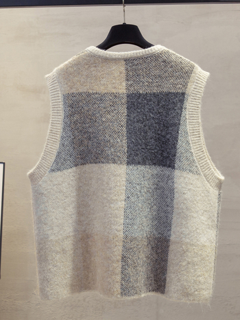 Pletená vesta s mriežkovaným vzorom, okrúhly výstrih, úzky strih, krátka dĺžka (40–50 cm), zapínanie na jeden riadok gombíkov, ovčia vlna s elastanom (Jeseň 2025)