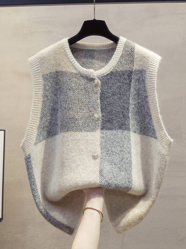 Pletená vesta s mriežkovaným vzorom, okrúhly výstrih, úzky strih, krátka dĺžka (40–50 cm), zapínanie na jeden riadok gombíkov, ovčia vlna s elastanom (Jeseň 2025)