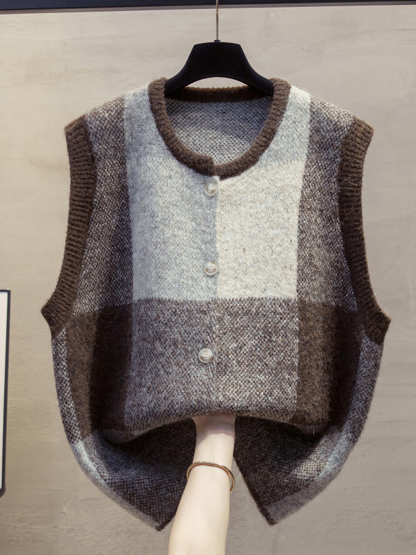 Pletená vesta s mriežkovaným vzorom, okrúhly výstrih, úzky strih, krátka dĺžka (40–50 cm), zapínanie na jeden riadok gombíkov, ovčia vlna s elastanom (Jeseň 2025)
