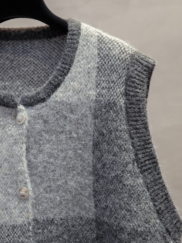 Pletená vesta s mriežkovaným vzorom, okrúhly výstrih, úzky strih, krátka dĺžka (40–50 cm), zapínanie na jeden riadok gombíkov, ovčia vlna s elastanom (Jeseň 2025)