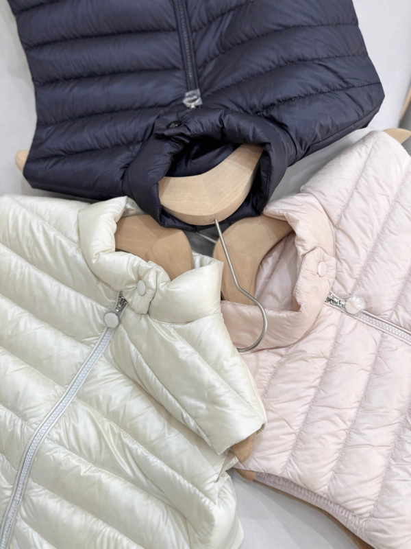 Пухена жилетка с найлонова материя, 86–90% пух от бяла патка, Слим фит