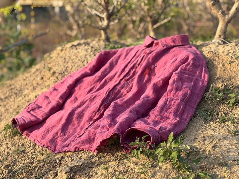 Cămașă din in, spălată prin procesul de garment-washing, croială lejeră, lungime scurtă 40–50 cm, guler rever