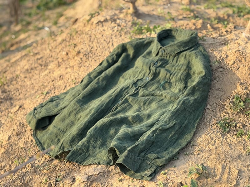 Cămașă din in, spălată prin procesul de garment-washing, croială lejeră, lungime scurtă 40–50 cm, guler rever