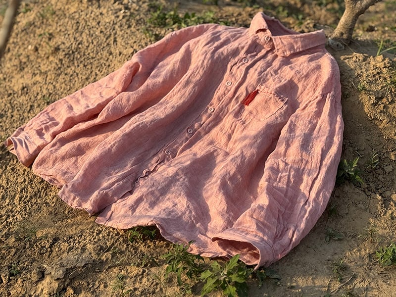 Cămașă din in, spălată prin procesul de garment-washing, croială lejeră, lungime scurtă 40–50 cm, guler rever