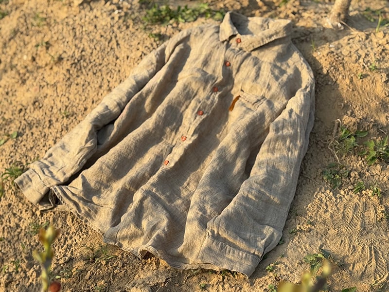 Cămașă din in, spălată prin procesul de garment-washing, croială lejeră, lungime scurtă 40–50 cm, guler rever