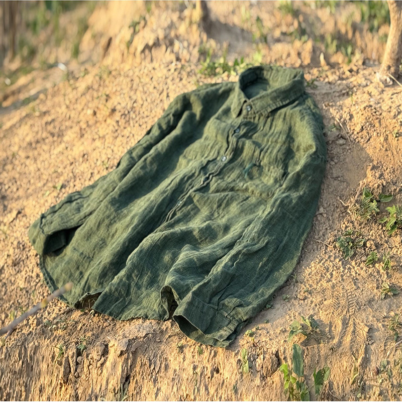 Cămașă din in, spălată prin procesul de garment-washing, croială lejeră, lungime scurtă 40–50 cm, guler rever