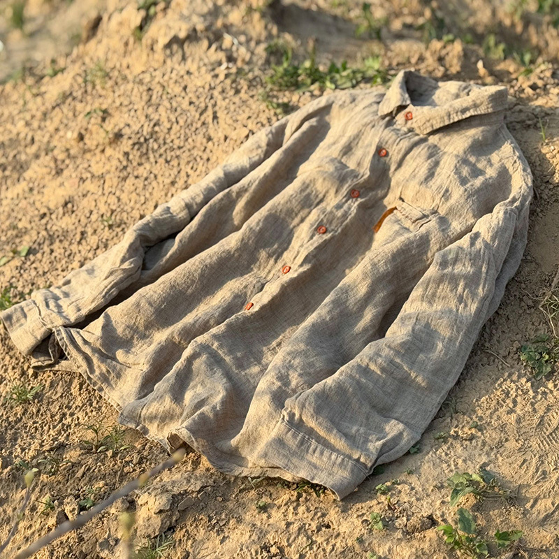 Cămașă din in, spălată prin procesul de garment-washing, croială lejeră, lungime scurtă 40–50 cm, guler rever