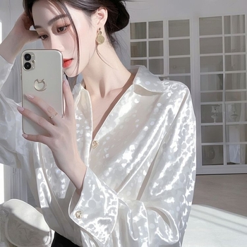 Cămașă satinată pentru femei cu mâneci lungi, imprimeu cu puncte în valuri, guler polo, croială relaxată, poliester