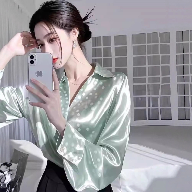 Cămașă satinată pentru femei cu mâneci lungi, imprimeu cu puncte în valuri, guler polo, croială relaxată, poliester