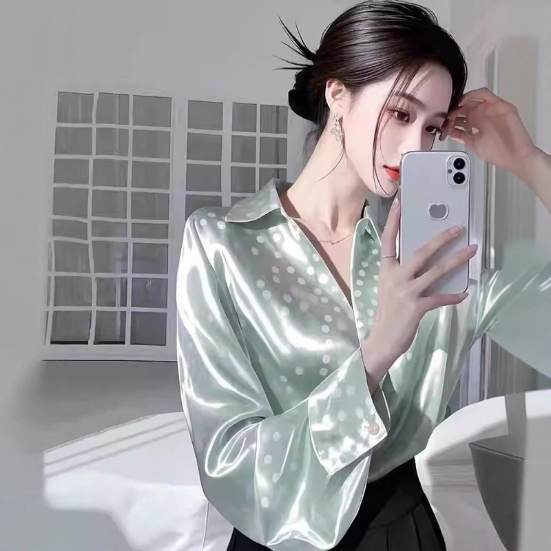 Cămașă satinată pentru femei cu mâneci lungi, imprimeu cu puncte în valuri, guler polo, croială relaxată, poliester