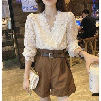 Cămașă cu dantelă la decolteu în V, mâneci lungi, nasturi în față, țesătură 30–50% spandex