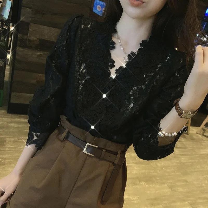 Cămașă cu dantelă la decolteu în V, mâneci lungi, nasturi în față, țesătură 30–50% spandex