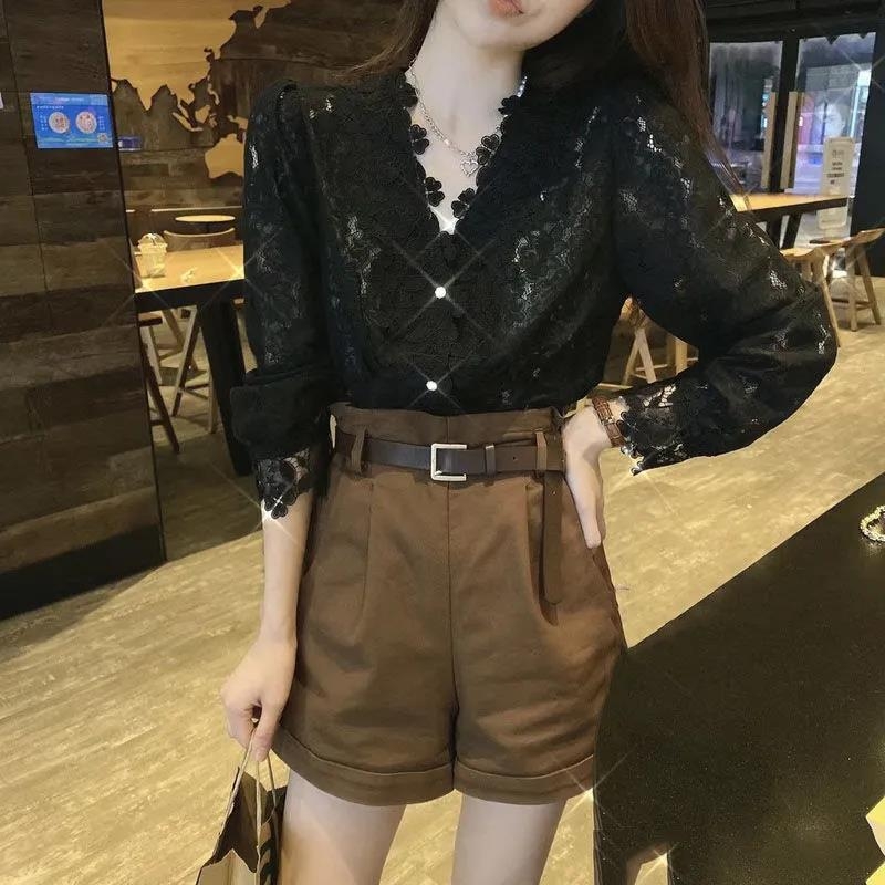 Cămașă cu dantelă la decolteu în V, mâneci lungi, nasturi în față, țesătură 30–50% spandex