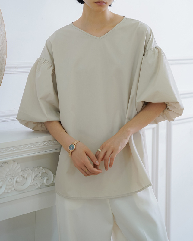 Риза свободна кройка, памук-полиестер, ръкав тип фенер, кръгло деколте, средна дължина 65–80 см