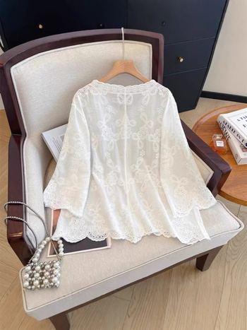 Csipés hímzett kötött kardigán V-nyakkal, 3/4-es ujjú, laza szabás, pamut-lin keverék anyag, geometrikus minták