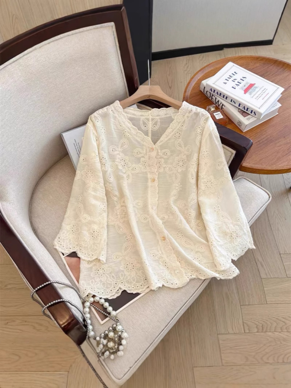 Csipés hímzett kötött kardigán V-nyakkal, 3/4-es ujjú, laza szabás, pamut-lin keverék anyag, geometrikus minták