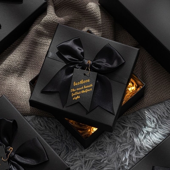 Díszdoboz szalaggal, egyszerű és modern stílusú, papírból készült, születésnapi ajándékhoz