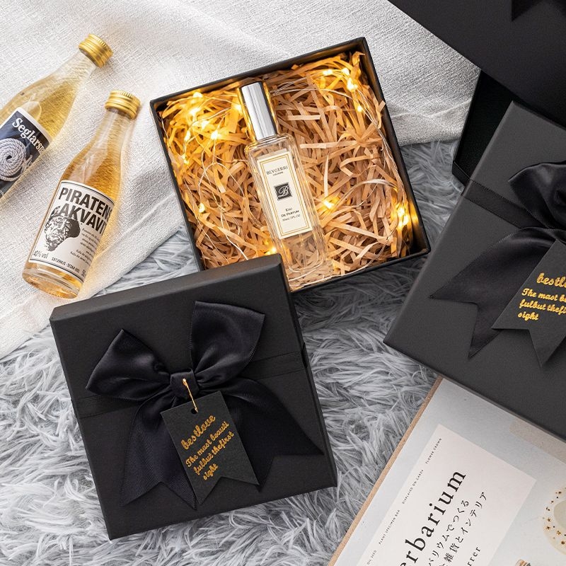 Díszdoboz szalaggal, egyszerű és modern stílusú, papírból készült, születésnapi ajándékhoz