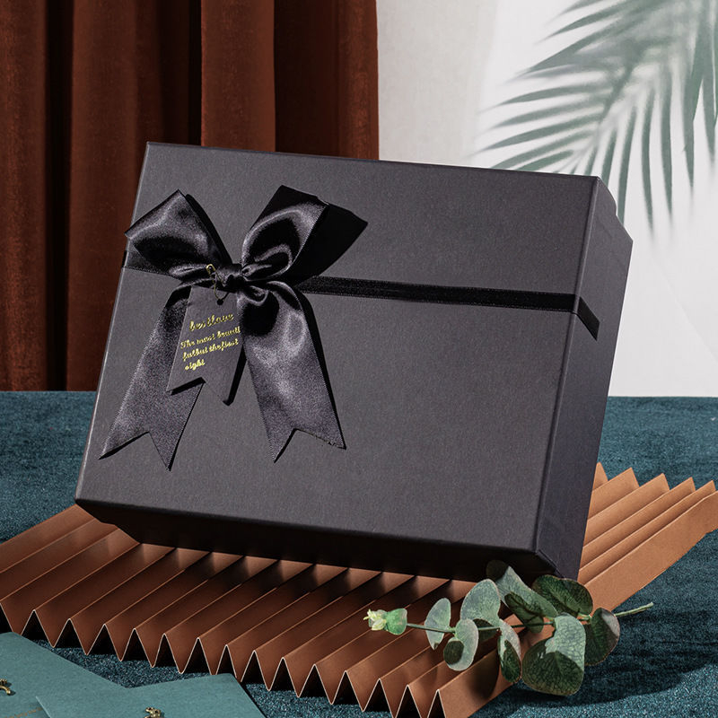 Díszdoboz szalaggal, egyszerű és modern stílusú, papírból készült, születésnapi ajándékhoz