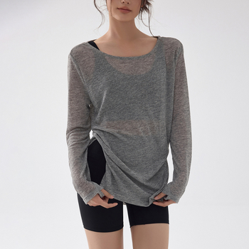 Top sport feminin, croială lejeră, respirabil, mâneci lungi, lungime pe șolduri, din poliester-viscoză.