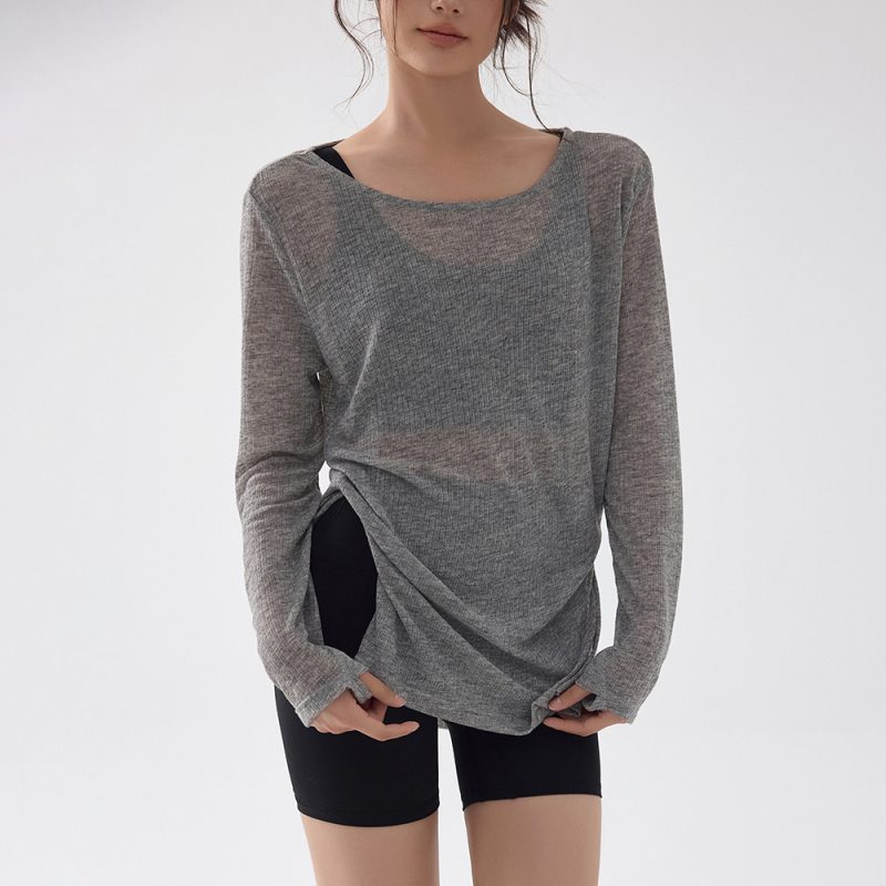 Top sport feminin, croială lejeră, respirabil, mâneci lungi, lungime pe șolduri, din poliester-viscoză.