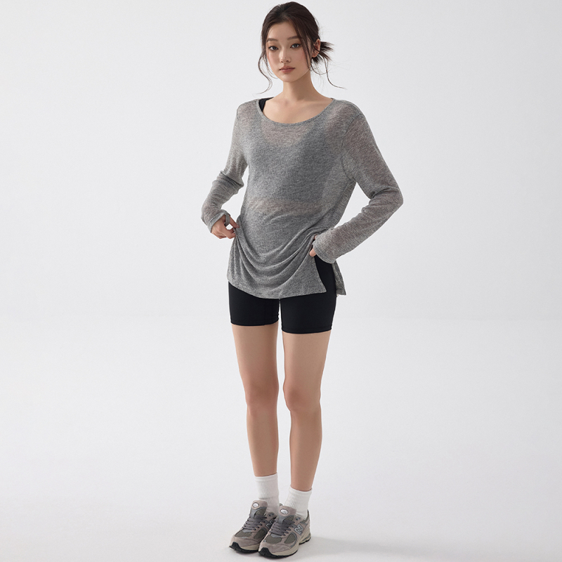 Top sport feminin, croială lejeră, respirabil, mâneci lungi, lungime pe șolduri, din poliester-viscoză.