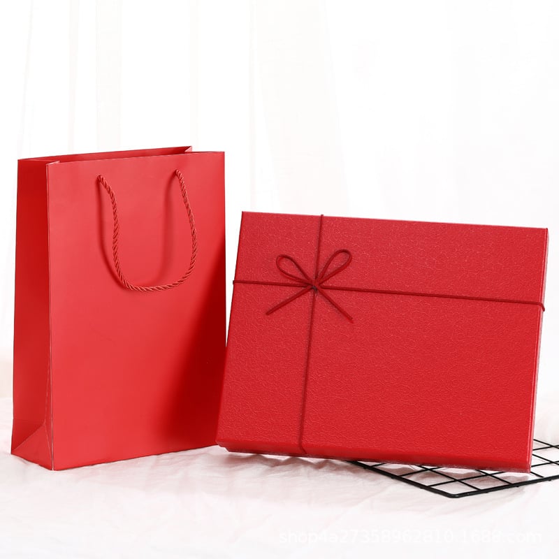 Подаръчна кутия за облекло със шал, T-shirt и риза; персонализиране с лого, горещо щамповане и печат върху хартиена опаковка