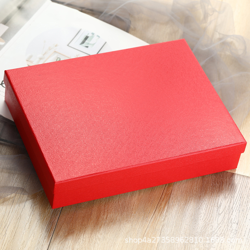 Подаръчна кутия за облекло със шал, T-shirt и риза; персонализиране с лого, горещо щамповане и печат върху хартиена опаковка