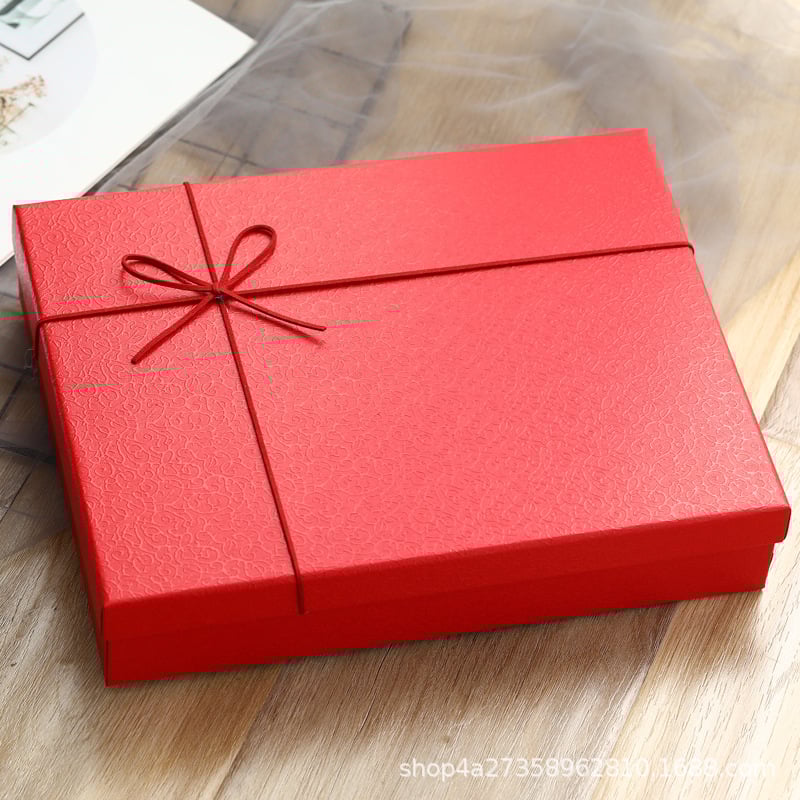 Подаръчна кутия за облекло със шал, T-shirt и риза; персонализиране с лого, горещо щамповане и печат върху хартиена опаковка