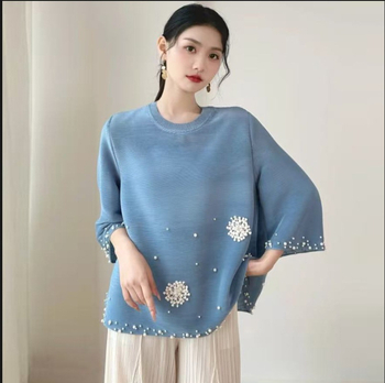 Bluza-košulja s uspravnim ovratnikom, plisiranim detaljima, slobodan kroj (Stojni ovratnik; gumbi u jednom redu; rukav 9/4; poliester tkanina; sadržaj poliester 95%+)