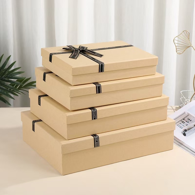 Kartondobozból készült ajándékdoboz, egyszerű és modern stílus, nyomtatott kivitel, logónyomtatás elérhető