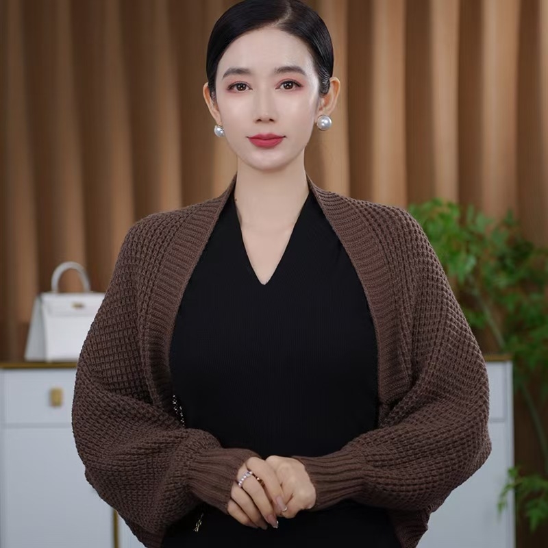 Naiste kootud šalli-kardigan – akrüül/sünteetiline vill, triibuline muster, pikad varrukad, soe sügis-talve rõivas