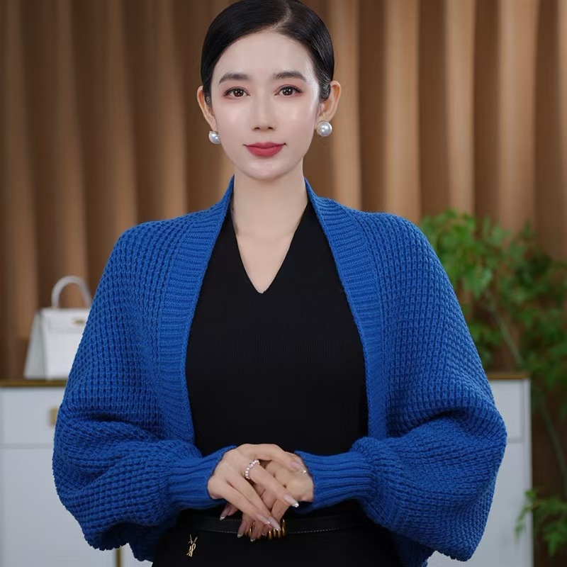 Naiste kootud šalli-kardigan – akrüül/sünteetiline vill, triibuline muster, pikad varrukad, soe sügis-talve rõivas