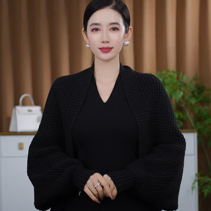 Naiste kootud šalli-kardigan – akrüül/sünteetiline vill, triibuline muster, pikad varrukad, soe sügis-talve rõivas