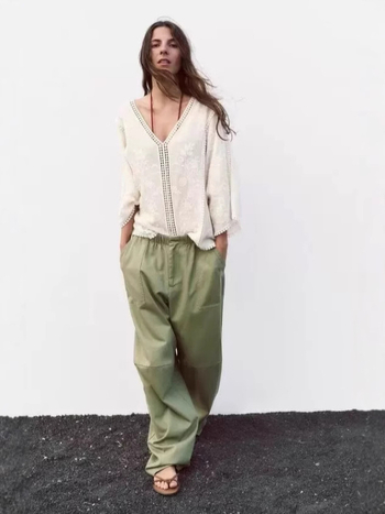 Pamut denevér ujjú blúz, hímzett lyukakkal, virágmintás, V-nyak