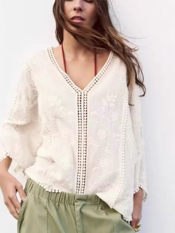 Pamut denevér ujjú blúz, hímzett lyukakkal, virágmintás, V-nyak