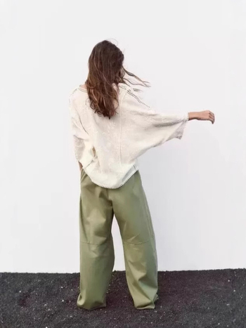 Pamut denevér ujjú blúz, hímzett lyukakkal, virágmintás, V-nyak