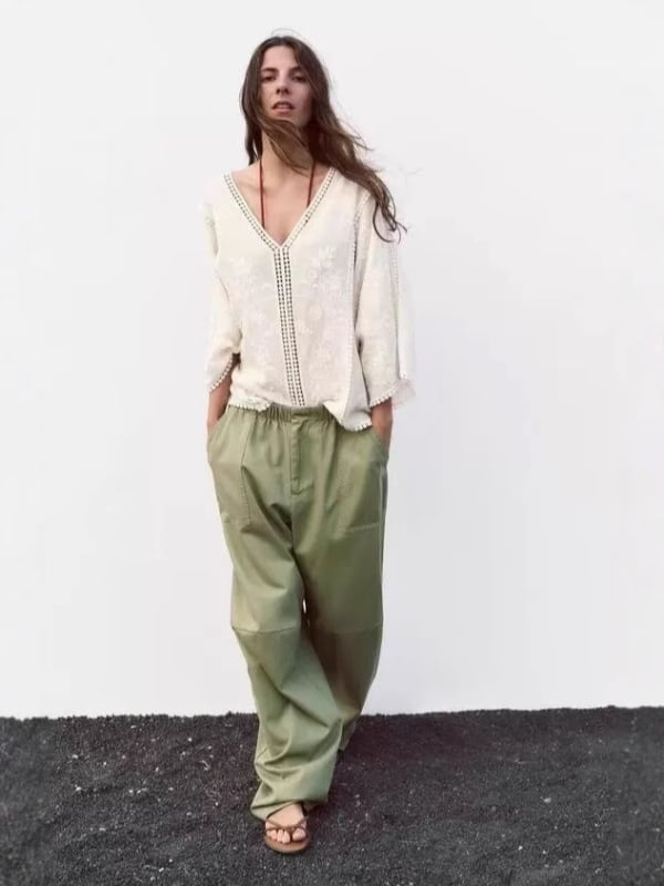 Pamut denevér ujjú blúz, hímzett lyukakkal, virágmintás, V-nyak