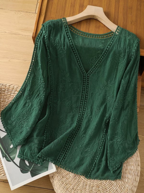 Pamut denevér ujjú blúz, hímzett lyukakkal, virágmintás, V-nyak