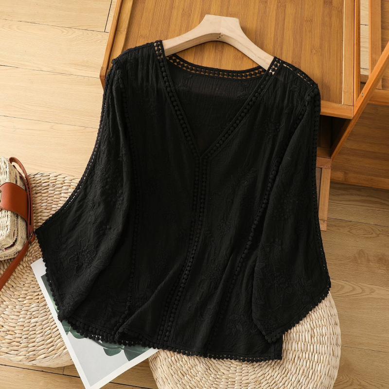 Pamut denevér ujjú blúz, hímzett lyukakkal, virágmintás, V-nyak