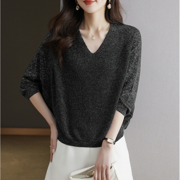 Плетена блуза с V‑образно деколте, ръкав 3/4 тип бухал, свободен силует, тънка полиестерна тъкан