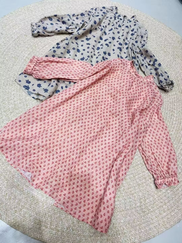 Košulja od ramije s otiskom biljaka i cvijeća, ležernog kroja, dugi rukavi, čipasti ovratnik, srednja duljina.