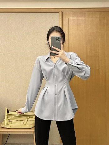 Ženska bluza u francuskom stilu laganog luksuza, jesensko-zimska, srednje duljine, plus veličina, oblikovana silueta u struku, dugi rukavi, elegantan top