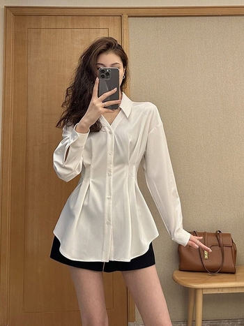 Ženska bluza u francuskom stilu laganog luksuza, jesensko-zimska, srednje duljine, plus veličina, oblikovana silueta u struku, dugi rukavi, elegantan top