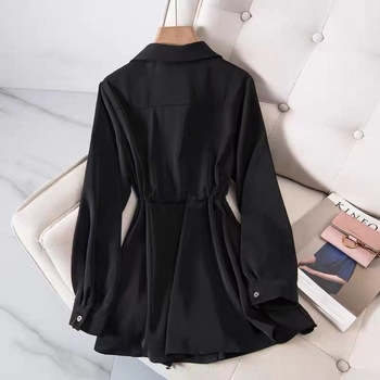 Риза с поло яка, дълги ръкави, мерсеризирана памук-полиестер смес (50–70% полиестер; 30–50% други влакна), свободна кройка, средна дължина 65–80 см, пролет 2025