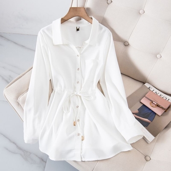 Риза с поло яка, дълги ръкави, мерсеризирана памук-полиестер смес (50–70% полиестер; 30–50% други влакна), свободна кройка, средна дължина 65–80 см, пролет 2025