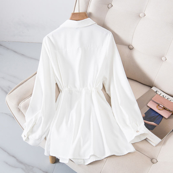 Риза с поло яка, дълги ръкави, мерсеризирана памук-полиестер смес (50–70% полиестер; 30–50% други влакна), свободна кройка, средна дължина 65–80 см, пролет 2025